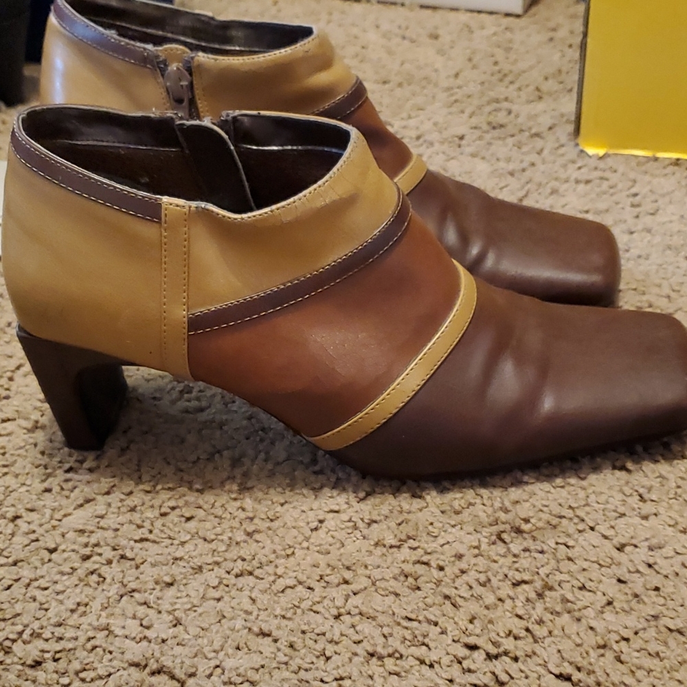 Women brown bootshoes